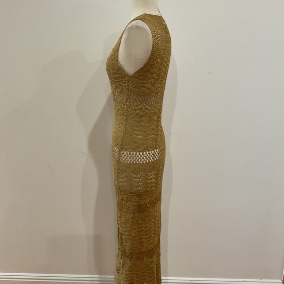 Elegant Gold Sleeveless Dress - Picture 5 of 8